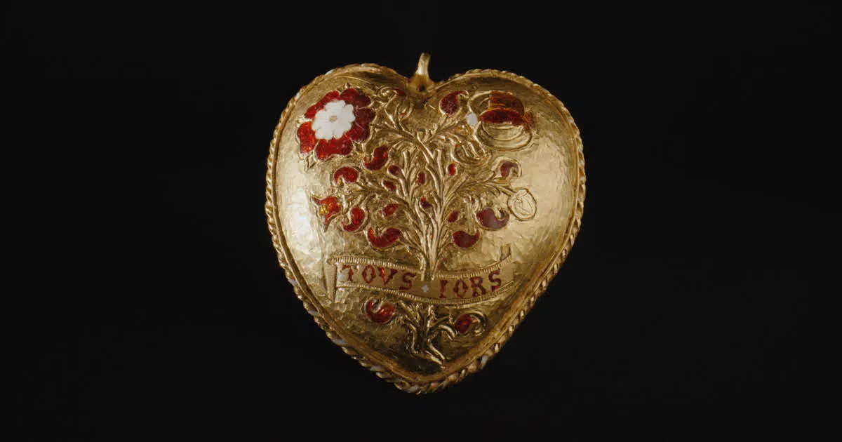 Man With a Metal Detector Discovers Exceptionally Rare Tudor Pendant in England