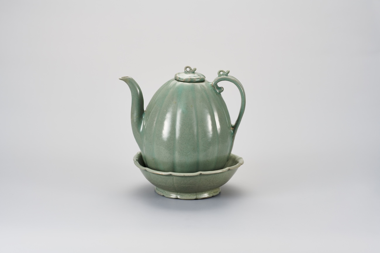 Melon-Shaped Ewer and Basin with Lotus Motif