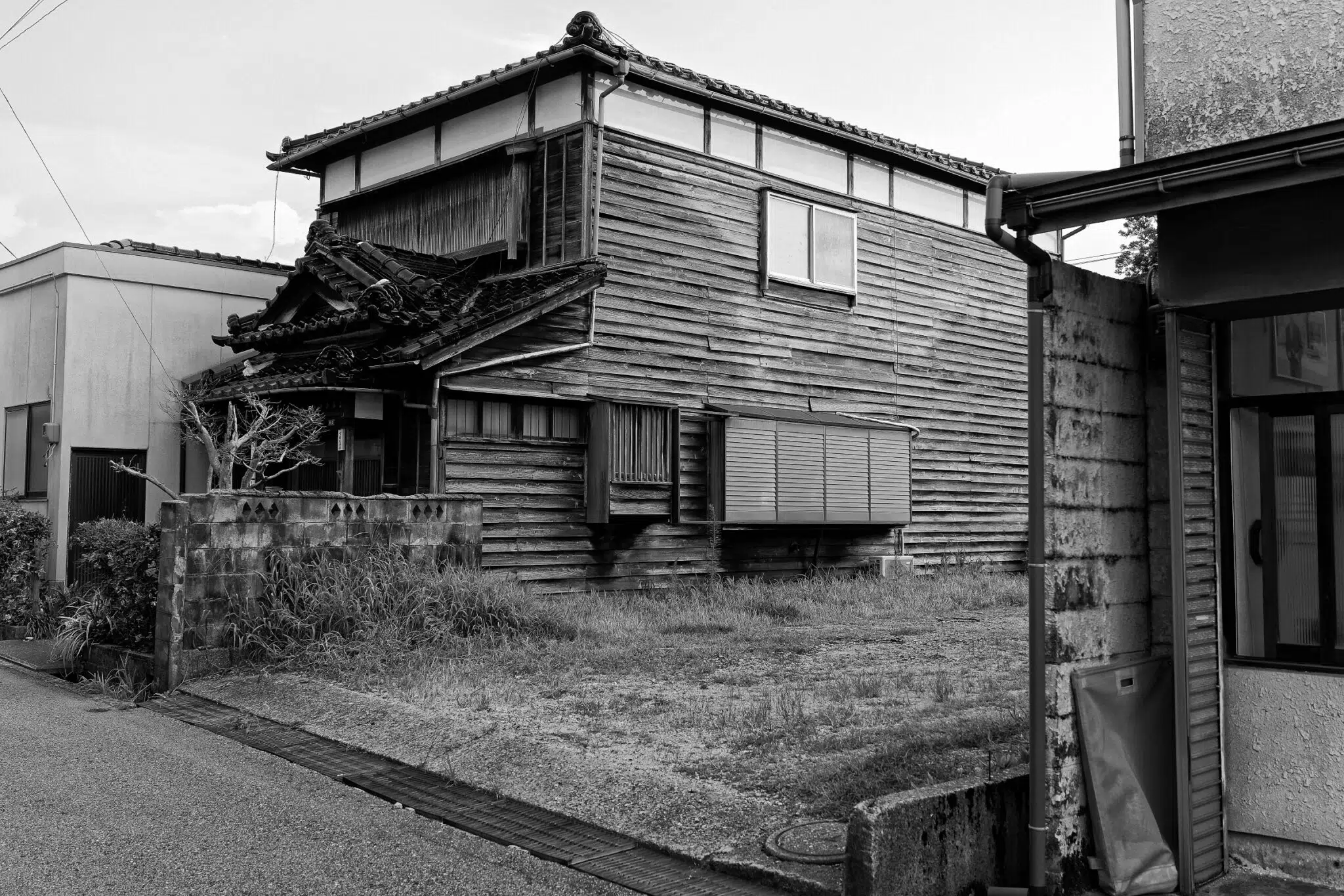 Vacant houses and vacant lots in Japan, as part of Steven Seidenberg&rsquo;s &ldquo;Kanazawa Vacancy&rdquo; series