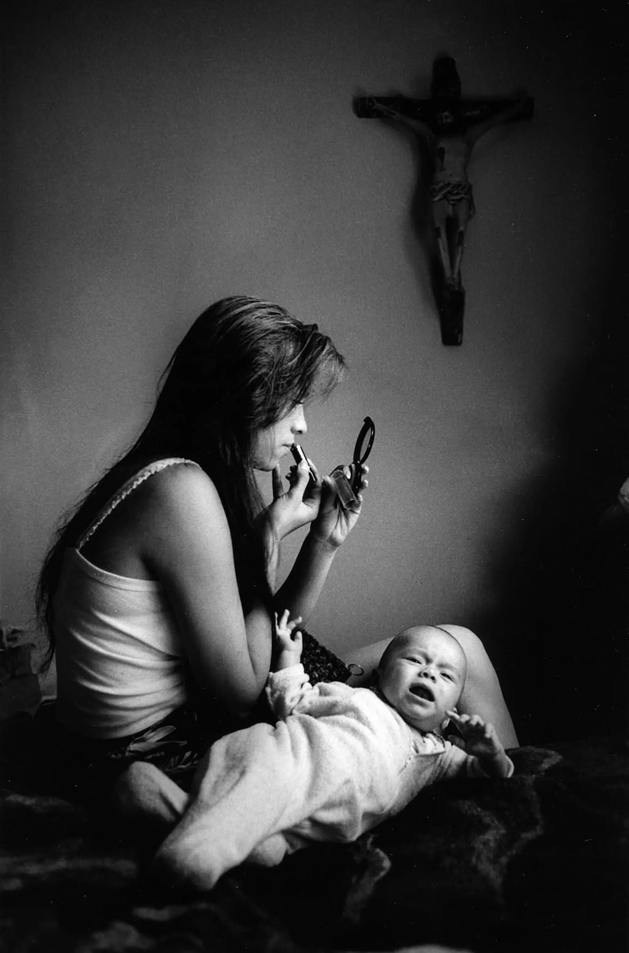 Graciela Iturbide, &ldquo;Rosario y Boo Boo, East Los &Aacute;ngeles,&rdquo; 1986. (Courtesy of Ruiz-Healy Art)