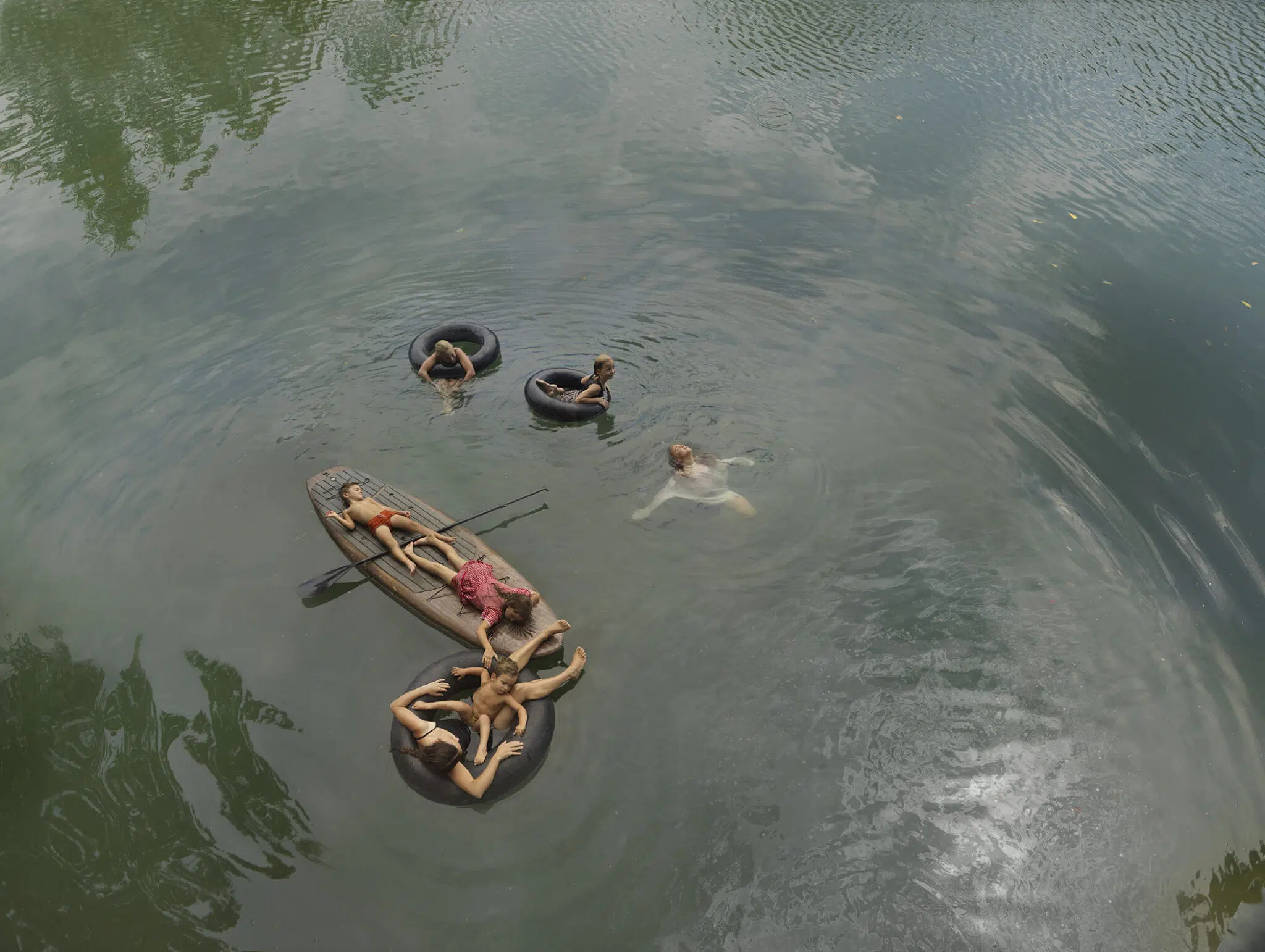 Julie Blackmon, &ldquo;August,&rdquo; 2025. (Courtesy of Robert Mann Gallery)