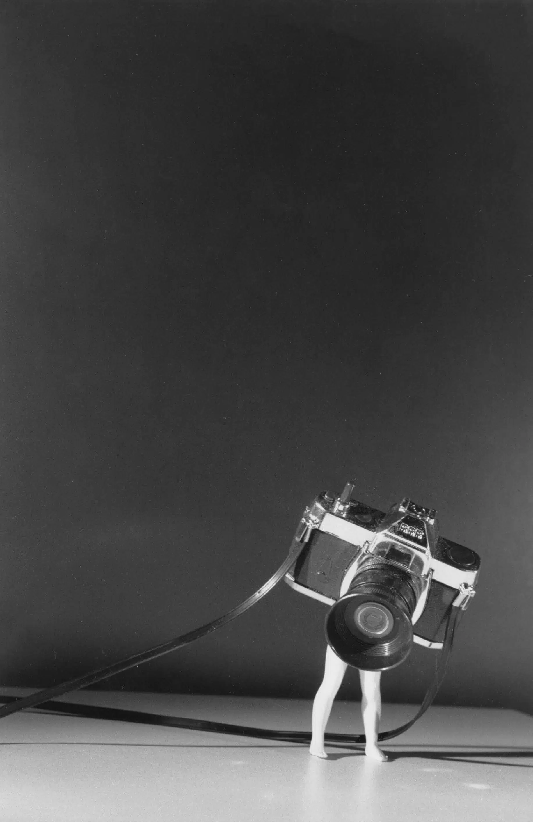 Laurie Simmons,&nbsp;&ldquo;Small Walking Camera, 1991. (Courtesy of Edwynn Houk Gallery)