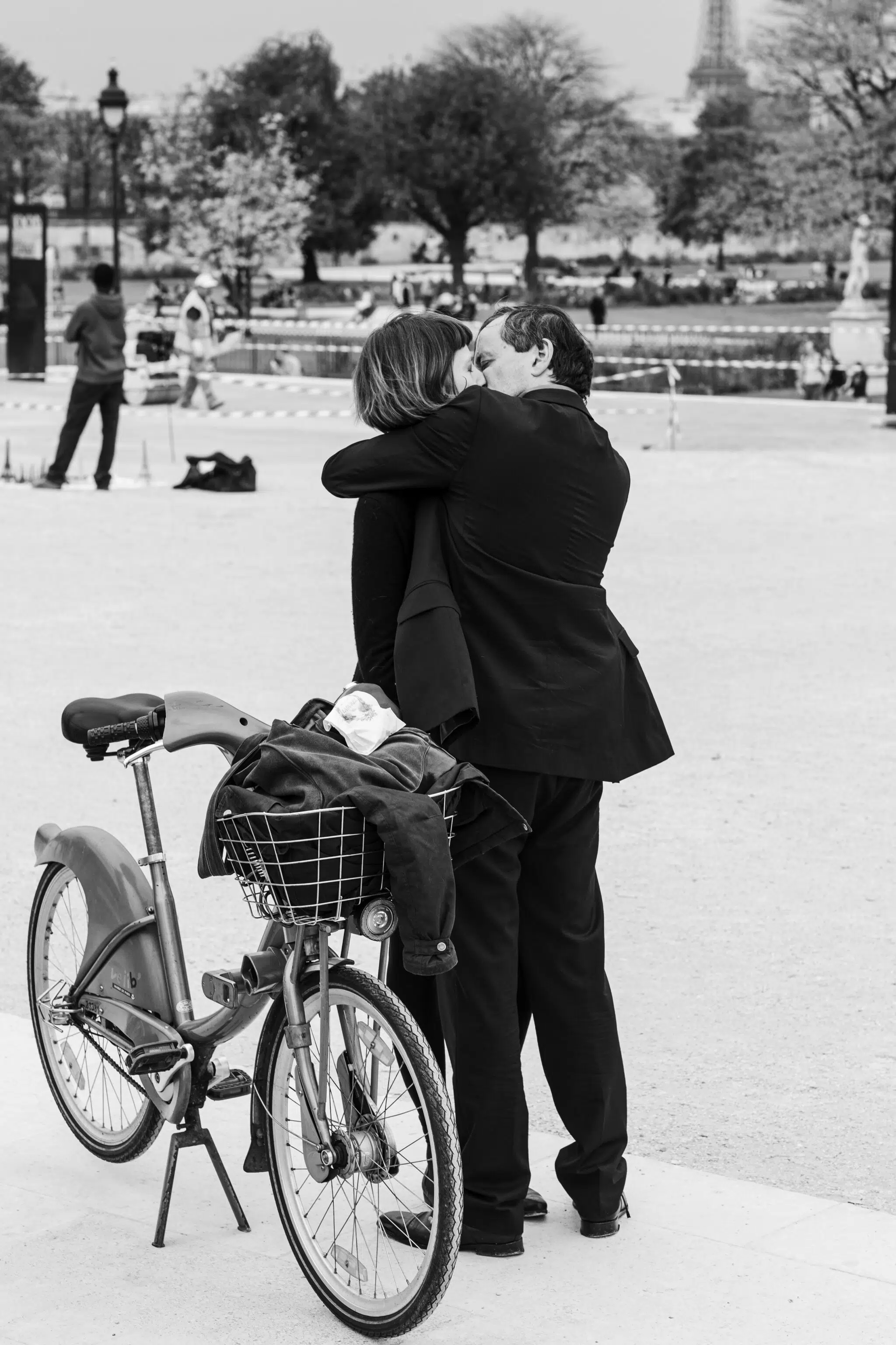 Mathieu Bitton, &ldquo;The Affair, Jardin des Tuileries, Paris,&rdquo; 2023. (Courtesy of Leica Gallery NY)