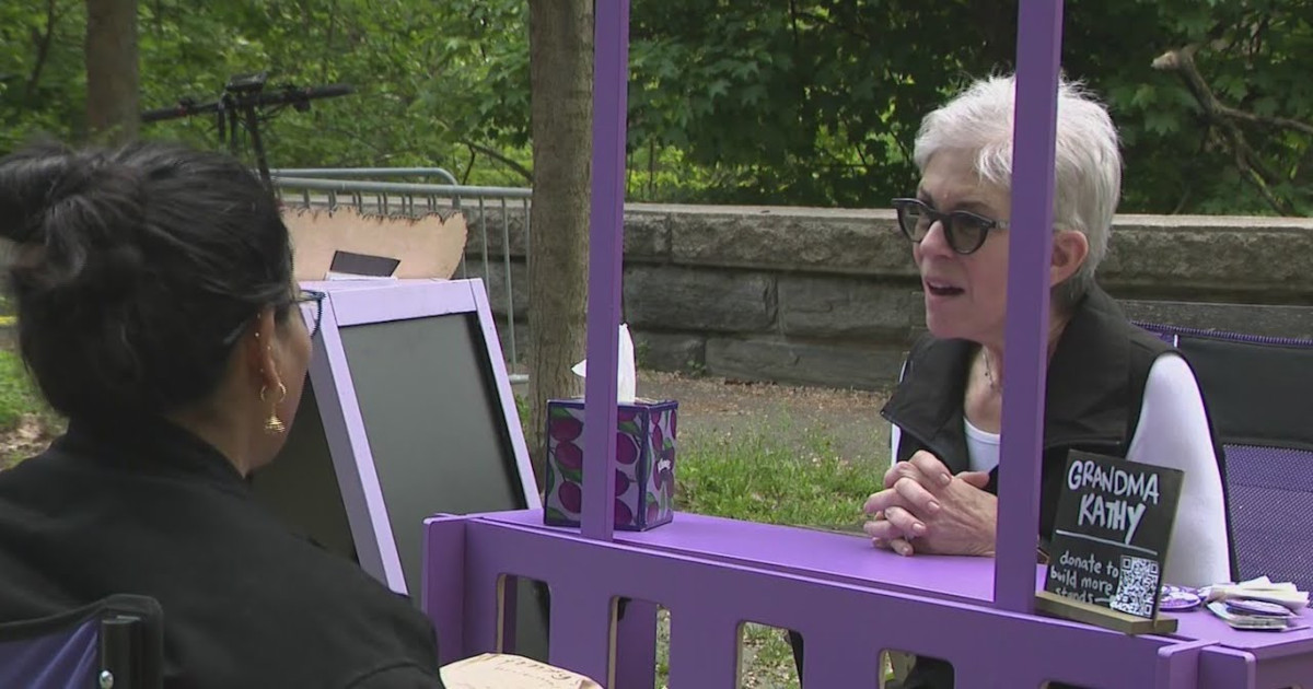 This Traveling “Grandma Stand” Lets You Talk To Senior Women Who Will Listen, Hug, and Offer Advice