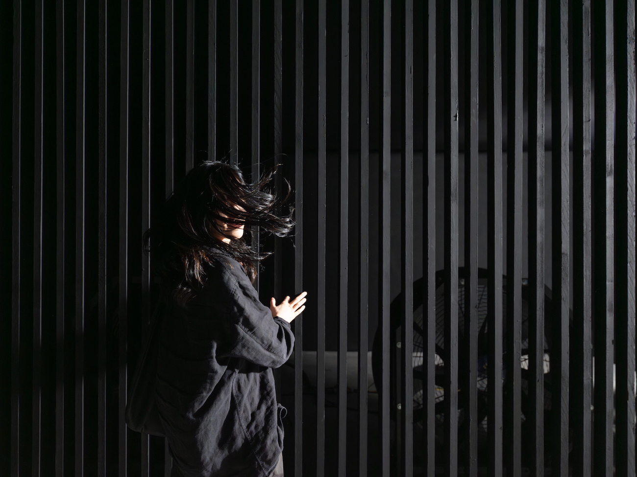 Laura Grisi, "Vento di Sud-Est (Wind Speed 40knots)." Galeria La Tartaruga, Rome, Italy, 1968. Wind machines, wood 273 × 728 × 566 cm. Reconstruction Haus der Kunst München, 2023 © Cheolki Hong.