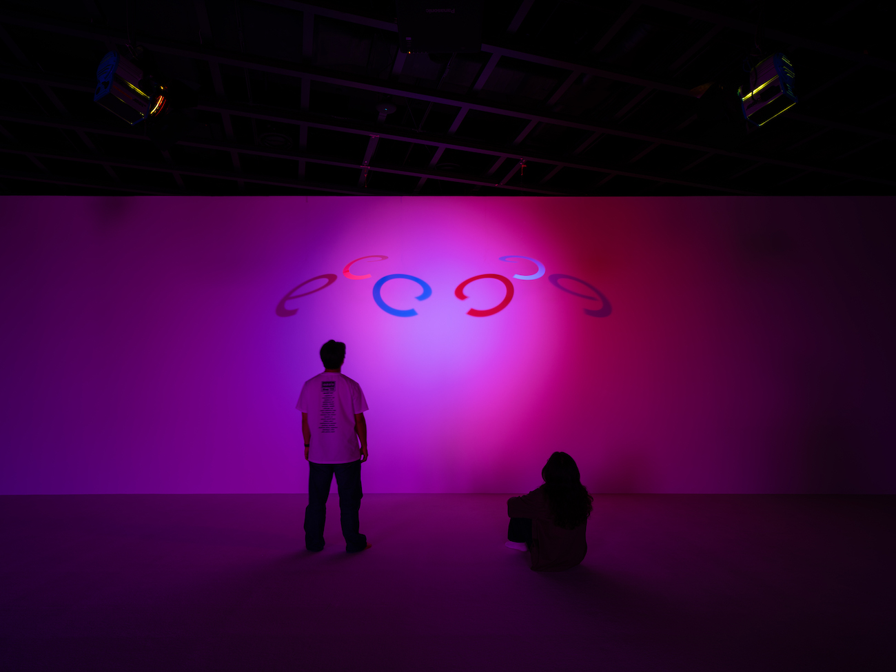 Marian Zazeela, La Monte Young,Jung Hee Choi "Leeum 26 IV 29 Seoul Dream House: Sound and Light Environment." Site-specific Installation, 2026. Sound, fresnel lights, aluminum, wood, white carpet, colored light filters, video projections, neon. Dimensions variable © Cheolki Hong. Courtesy of Leeum Museum of Art