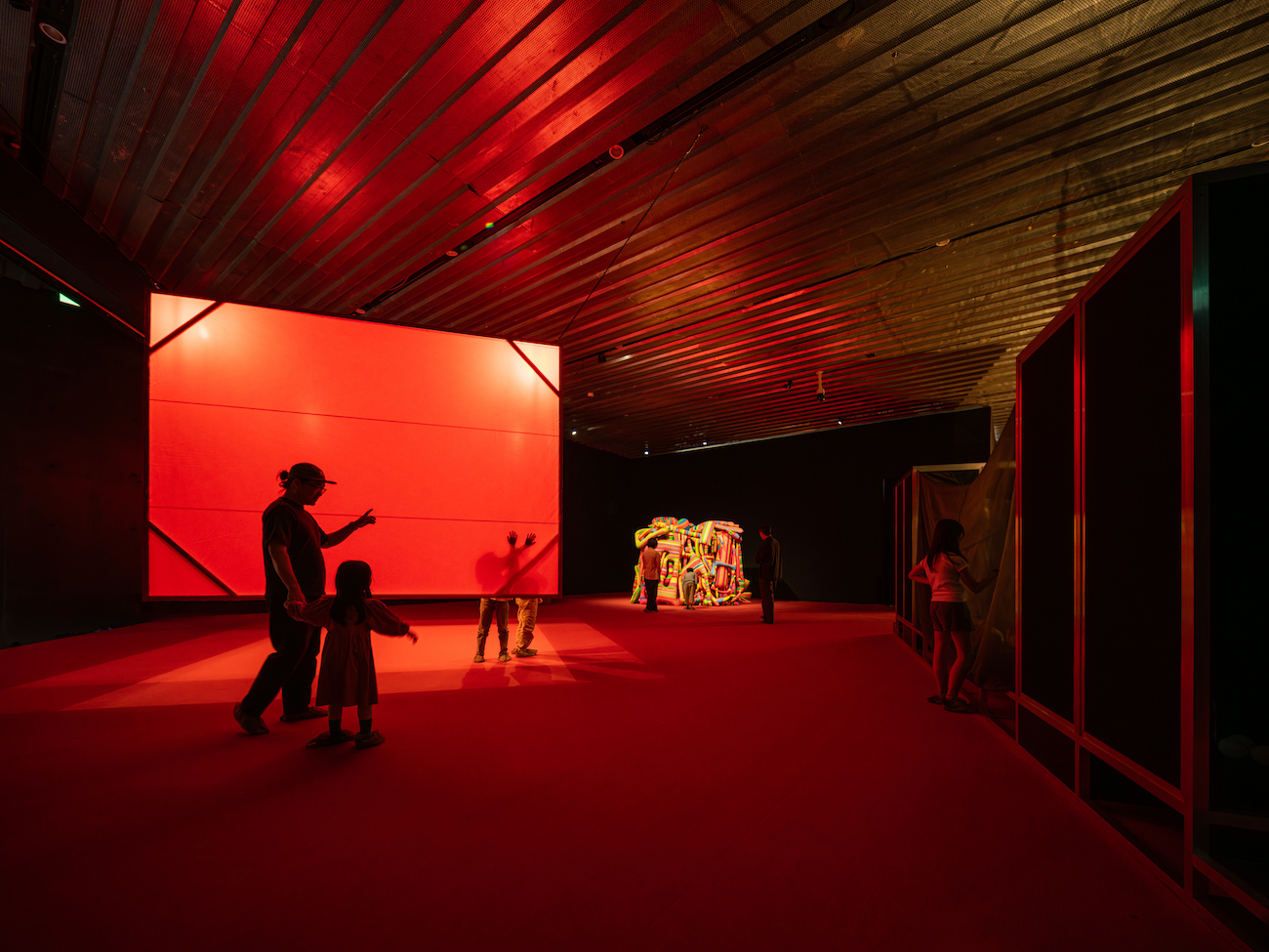 Marian Zazeela, La Monte Young,Jung Hee Choi "Leeum 26 IV 29 Seoul Dream House: Sound and Light Environment." Site-specific Installation, 2026. Sound, fresnel lights, aluminum, wood, white carpet, colored light filters, video projections, neon. Dimensions variable © Cheolki Hong. Courtesy of Leeum Museum of Art
