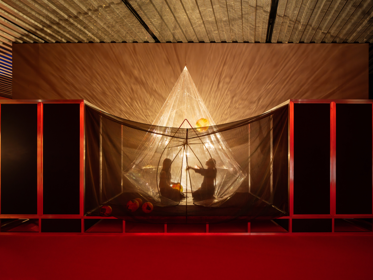 Lygia Clark, "A casa é o corpo. Penetração,ovulação, germinação, expulsão." Museu de Arte Moderna do Rio de Janeiro, Brasil, 1968. Aluminum, balloons, balls, deforming mirror, elastic fabrics, foam, metal, PVC, wood, yarn. 332 × 720 x 226 cm. Reconstruction Haus der Kunst München, 2023 © Cheolki Hong.
