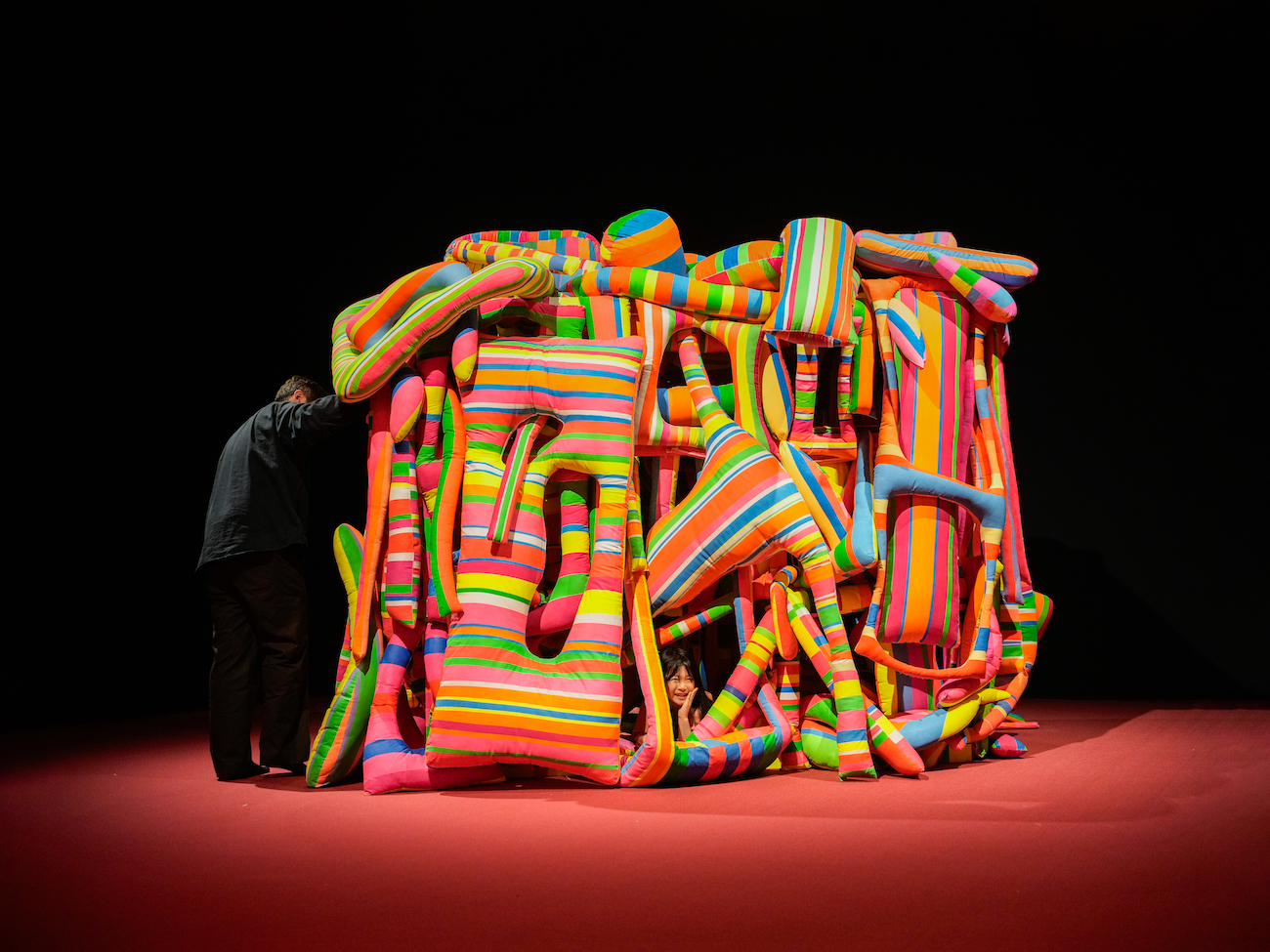 Marta Minujín. "¡Revuelquese y viva!" Instituto Torcuato Di Tella, Buenos Aires, Argentina, 1964Hand-painted fabric, loudspeakers, nails, sound, synthetic foam, wires, wood ca. 270 × 245 × 335 cm. Replica Haus der Kunst München, 2023 © Cheolki Hong.