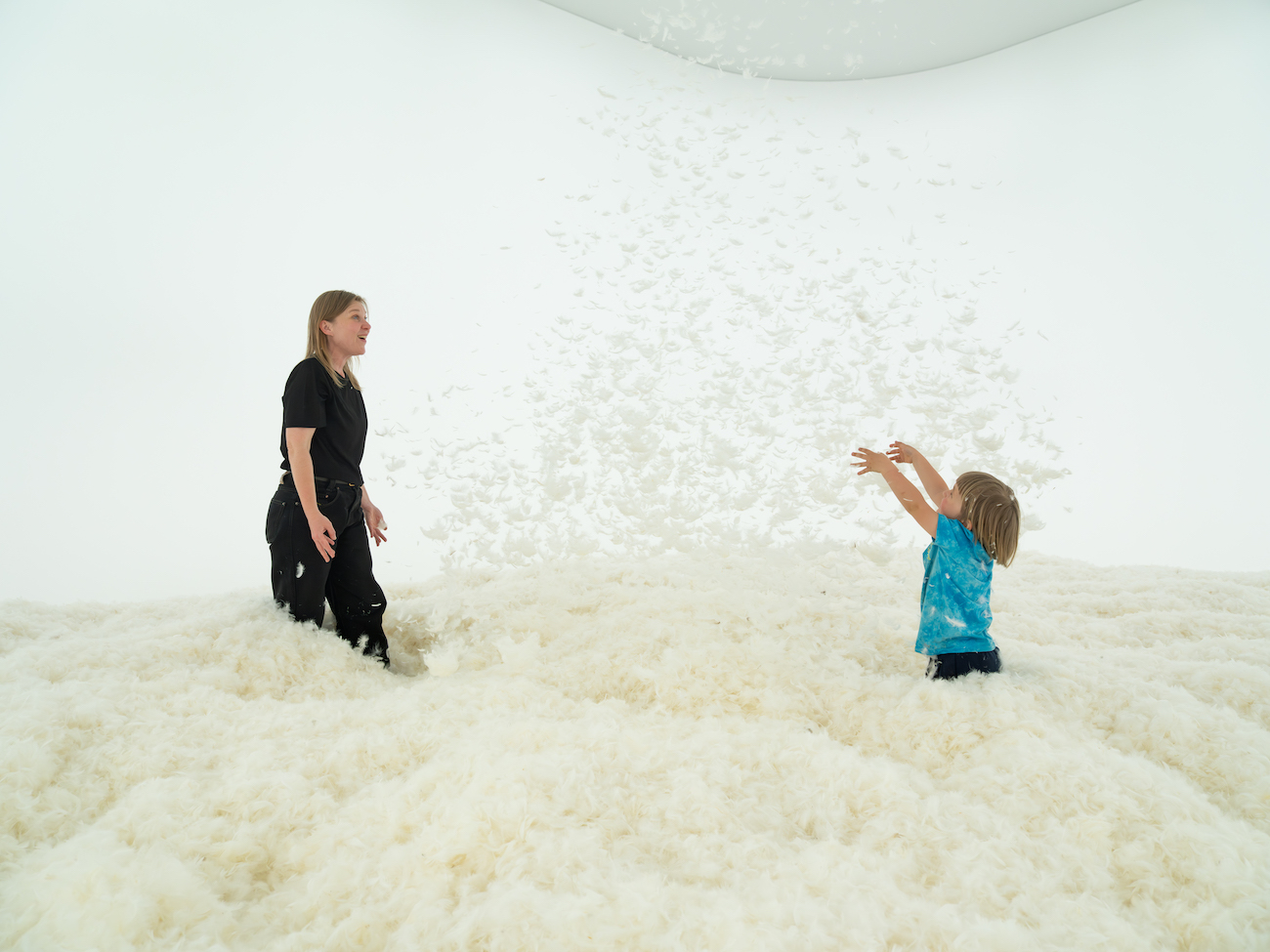 Judy Chicago, "Feather Room." Rolf Nelson Gallery, Los Angeles, United States, 1966. Aluminum, cruelty -free goose feathers and down, fabric, LED lights. 400 × 684 × 770 cm. Replica Haus der Kunst München, 2023 © Cheolki Hong.