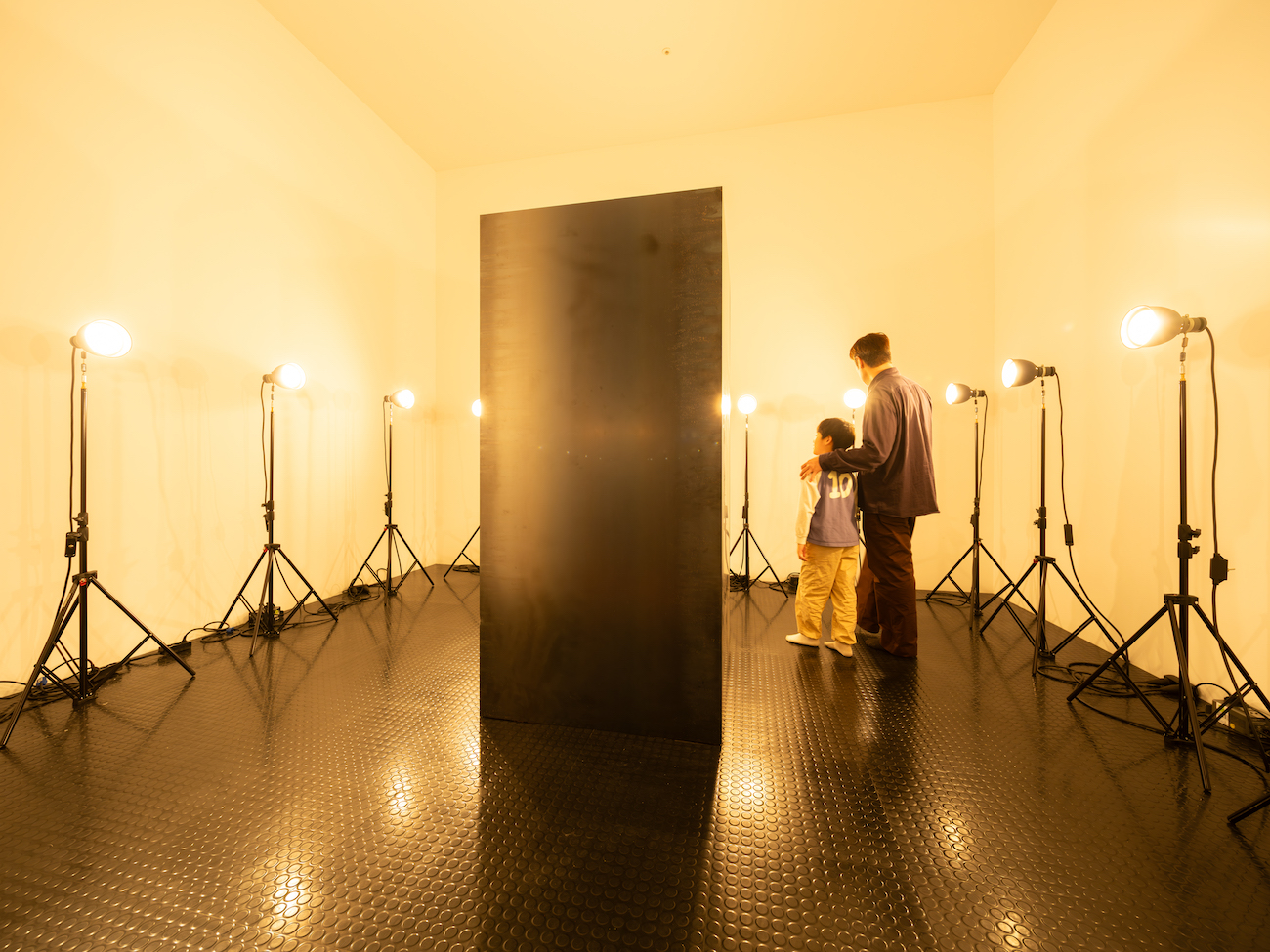 Tania Mouraud, "We used to know." Centro Apollinaire, Milan, Italy, 1970. 500w floodlamps, glass doors, loudspeakers, rubber, sound, stainless steel, tripods, wires, wood. 381 × 515 × 422.5 cm. Replica Haus der Kunst München, 2023 © Cheolki Hong.