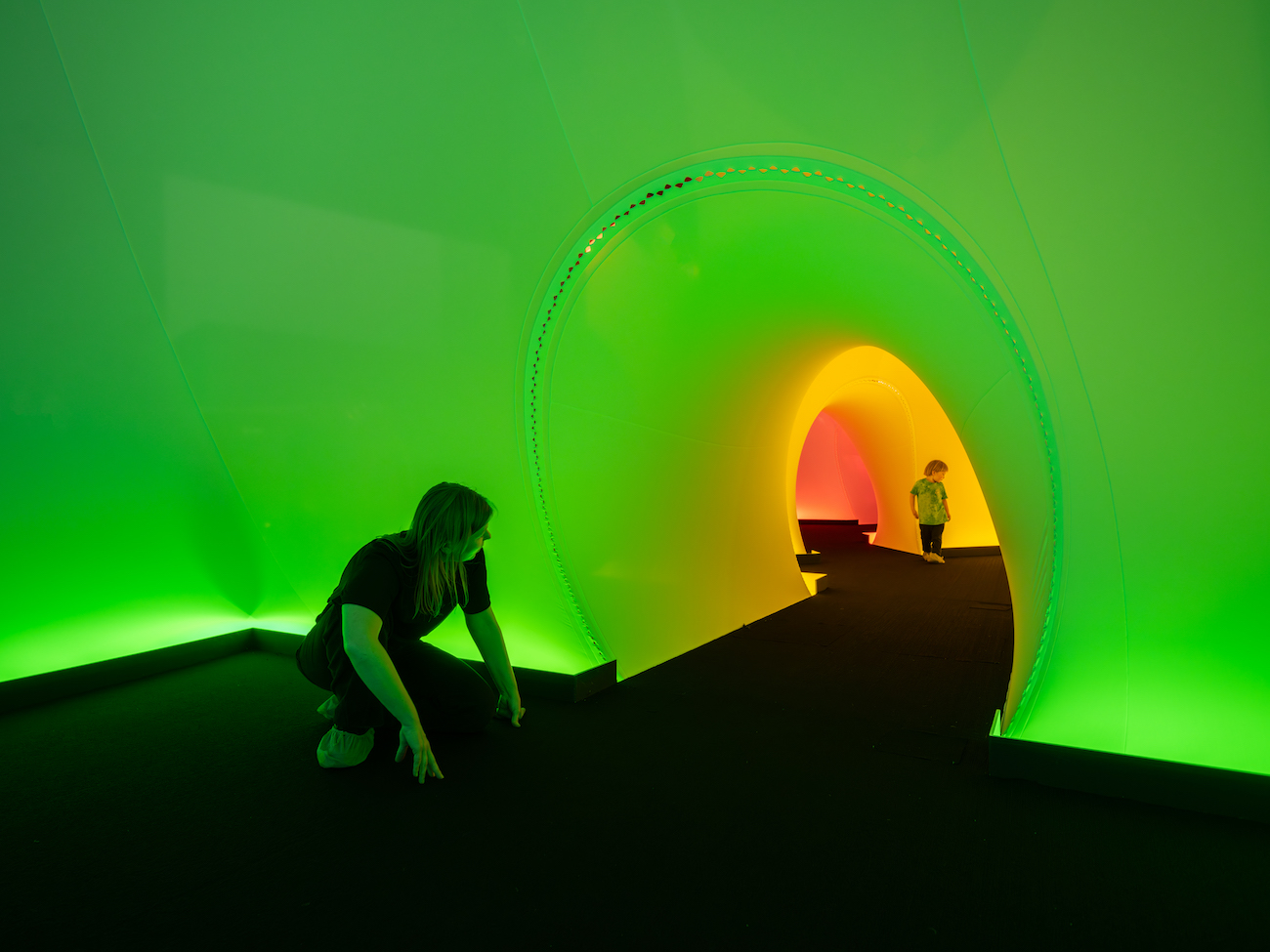 Aleksandra Kasuba,"Spectral Passage." M. H. de Young Memorial Museum, San Francisco, United States, 1975. Cables, loudspeakers, neon tubes, nylon fabric, Plexiglas, ropes, rug, sound, wood. 550 × 1390 x 2920 cm. Reconstruction Haus der Kunst München, 2023 © Cheolki Hong.