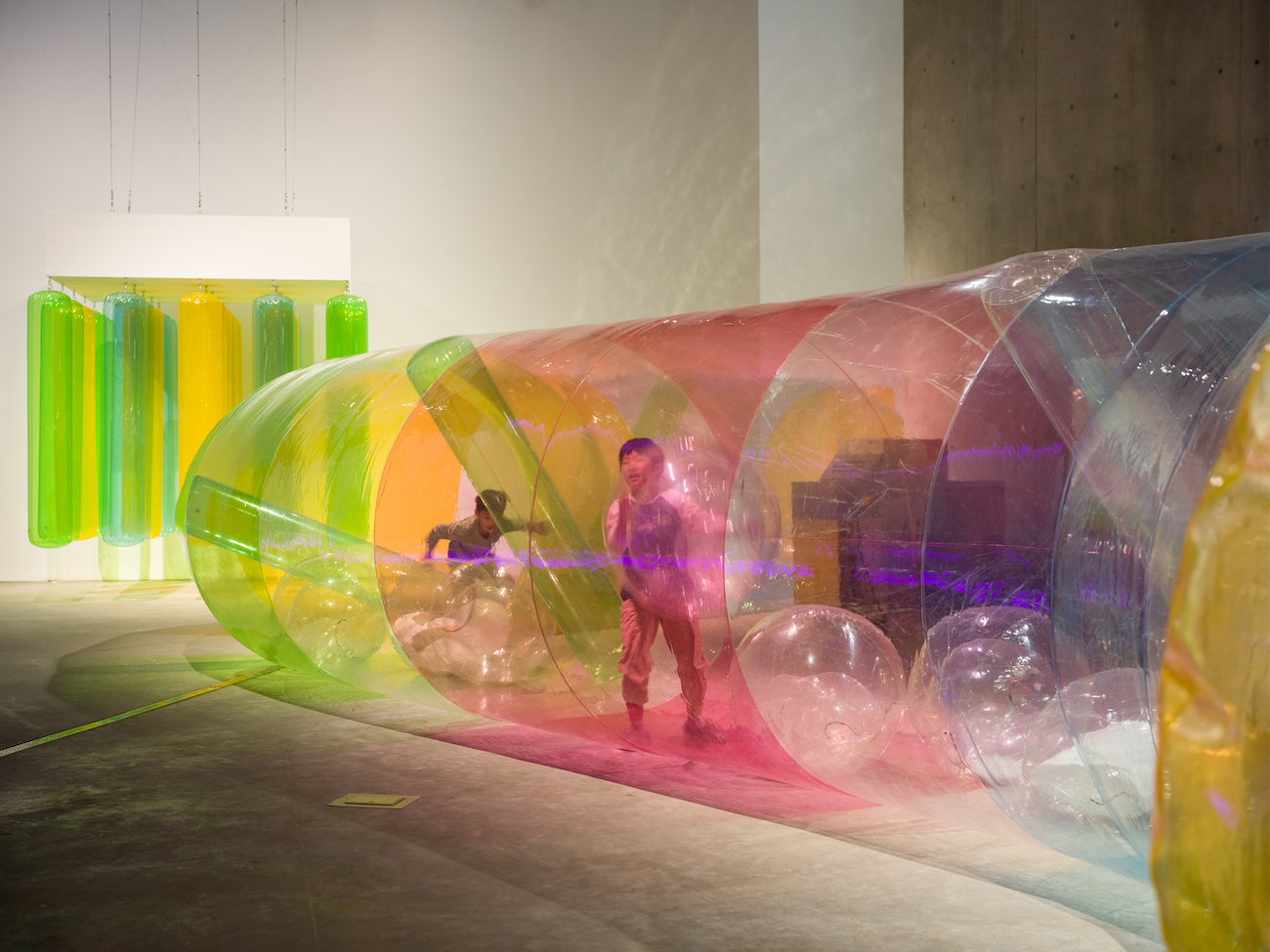 Lea Lublin, "Penetración/Expulsión (del Fluvio Subtunal)." Il Bienal de Arte Coltejer, Medellin, Colombia, 1970Foam, hooks, painted and unpainted t-shirts, pipes, TPU, radial compressor, valves, water, wood. 200 × 2000 cm (Penetración/Expulsión), 275 × 275 × 275 cm (Phalus Mobilis). Reconsturction Haus der Kunst München, 2023 © Cheolki Hong.