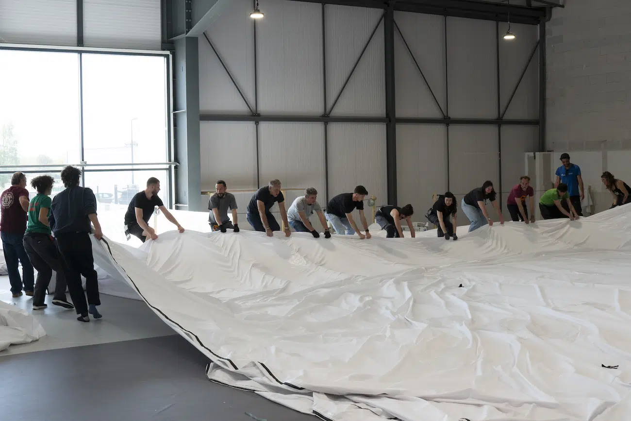 Production of the fabric for La Caverne du Pont Neuf by Air Toiles Concept in Plougoumelen