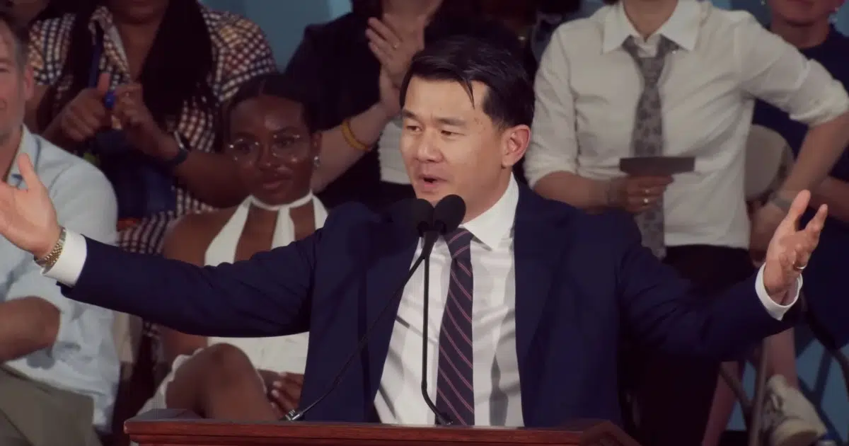 Harvard Grads Cheer for Ronny Chieng Who Says Their Generation’s Mission Is to “Destroy AI” — GLOBAL — Aslikannih