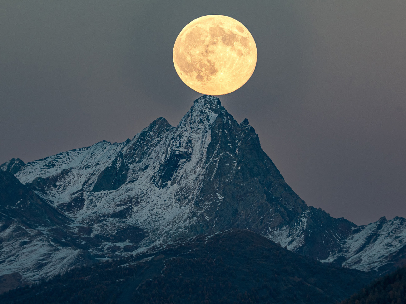 Our Moon. "Watched by the Moon" © Jean-François Gely (France). Once a month, the Moon rises just as the Sun sets, creating fantastic natural scenes. Jean-François Gely found the perfect spot, with the iconic peak of Bric Bouchet, from which to photograph the Moon. Taken with a Sky-Watcher 80ED telescope, Sony ILCE-7S camera, 600 mm f/7.5, ISO 400, 1/500-second exposure. Location: Arvieux, Provence-Alpes-Côte d’Azur, France, 5 November 2025