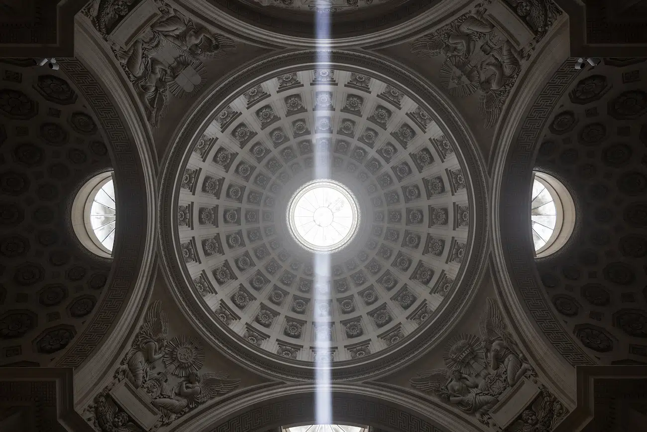 Threshold by Emilio Ferro. Site-specific light and sound installation commissioned by the City of Paris for Nuit Blanche 2026, presented at the Chapelle Expiatoire, Paris. Project direction: Studio Artera. Photo: Roberto Conte.