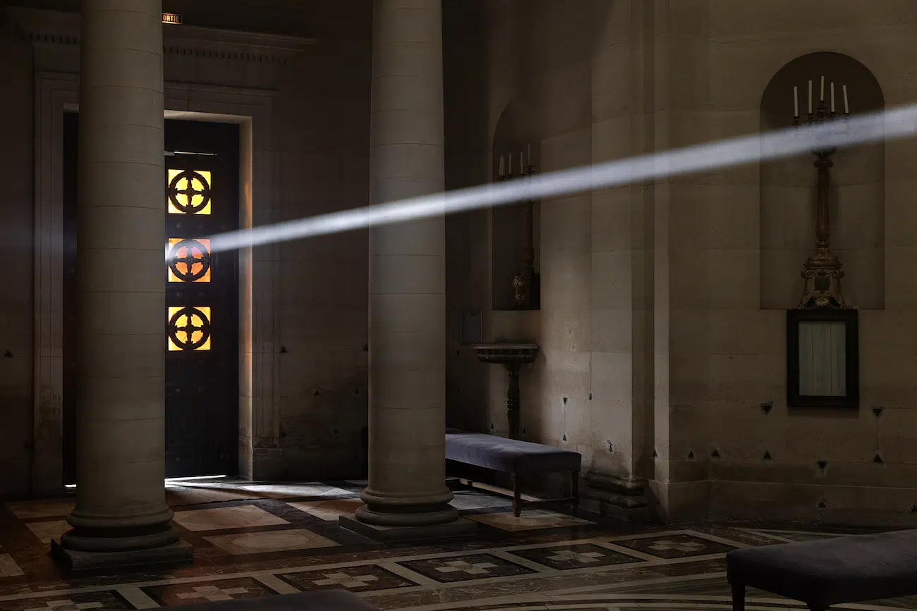 Threshold by Emilio Ferro. Site-specific light and sound installation commissioned by the City of Paris for Nuit Blanche 2026, presented at the Chapelle Expiatoire, Paris. Project direction: Studio Artera. Photo: Roberto Conte.