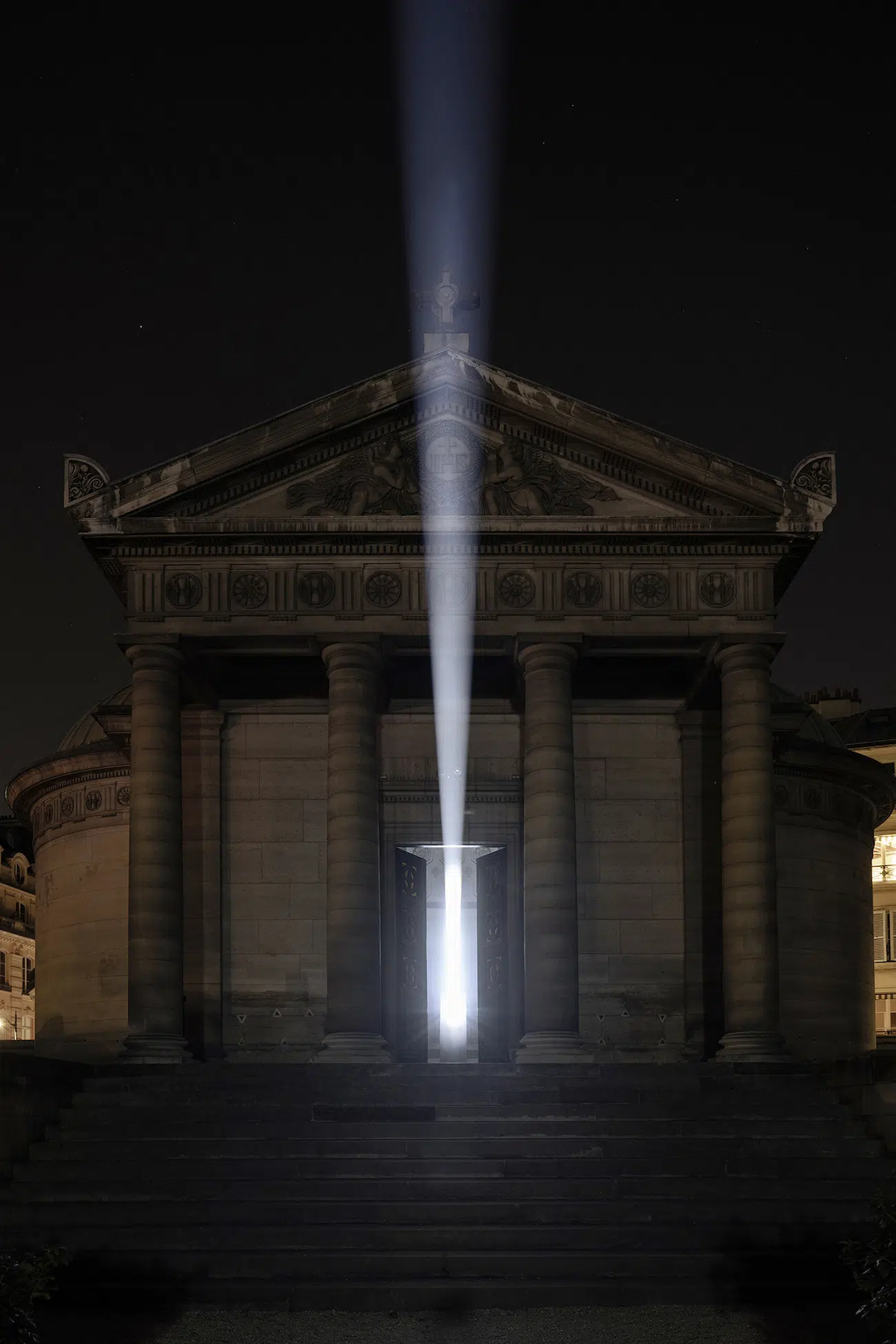 Threshold by Emilio Ferro. Site-specific light and sound installation commissioned by the City of Paris for Nuit Blanche 2026, presented at the Chapelle Expiatoire, Paris. Project direction: Studio Artera. Photo: Roberto Conte.