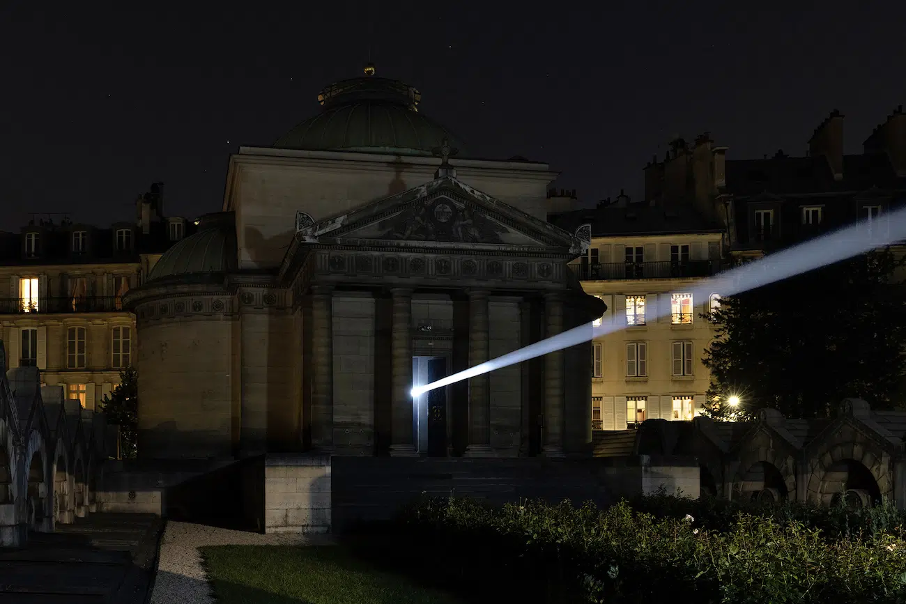 Threshold by Emilio Ferro. Site-specific light and sound installation commissioned by the City of Paris for Nuit Blanche 2026, presented at the Chapelle Expiatoire, Paris. Project direction: Studio Artera. Photo: Roberto Conte.