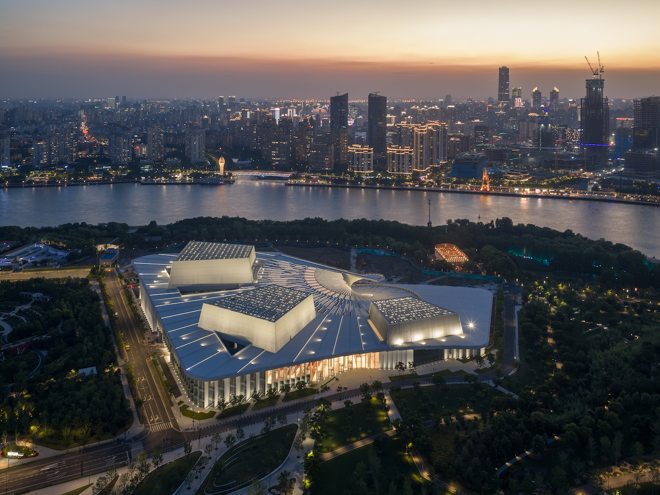 Sn&oslash;hetta&rsquo;s Spiral-Shaped Shanghai Grand Opera House Opens