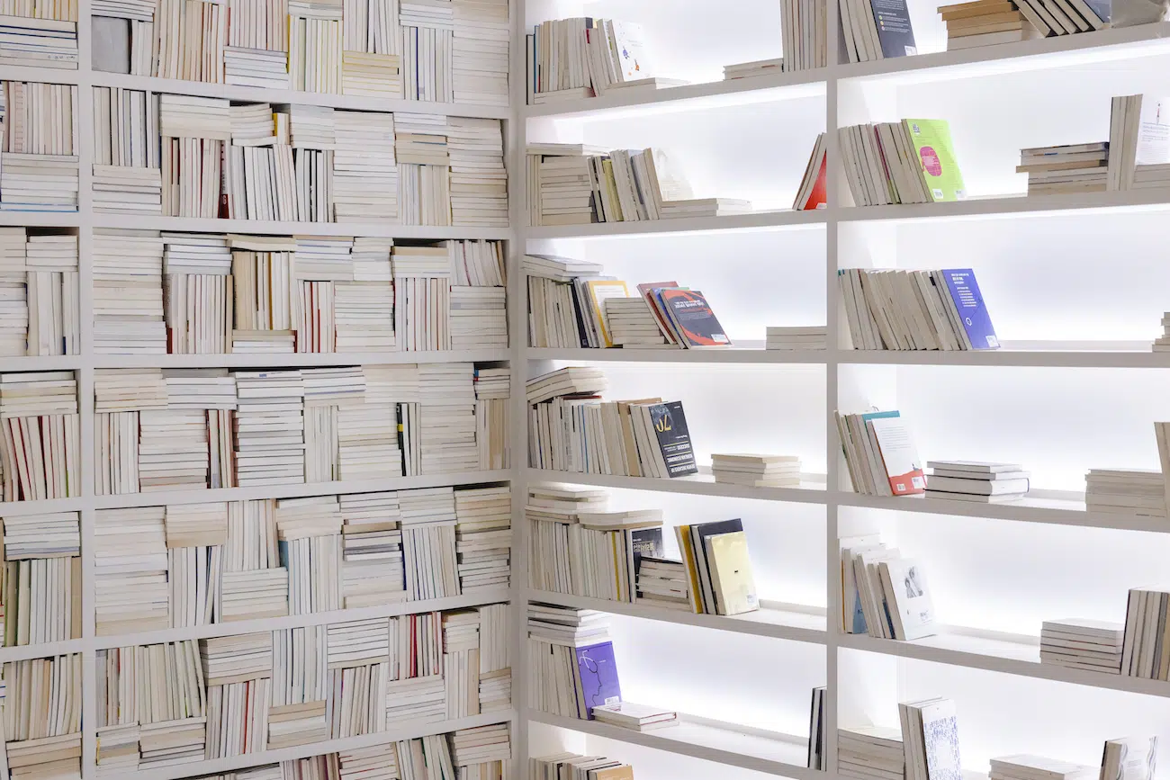Es Devlin Fills a Seoul Gallery With Books, Mirrors, Light, and Sound at FUTURA SEOUL