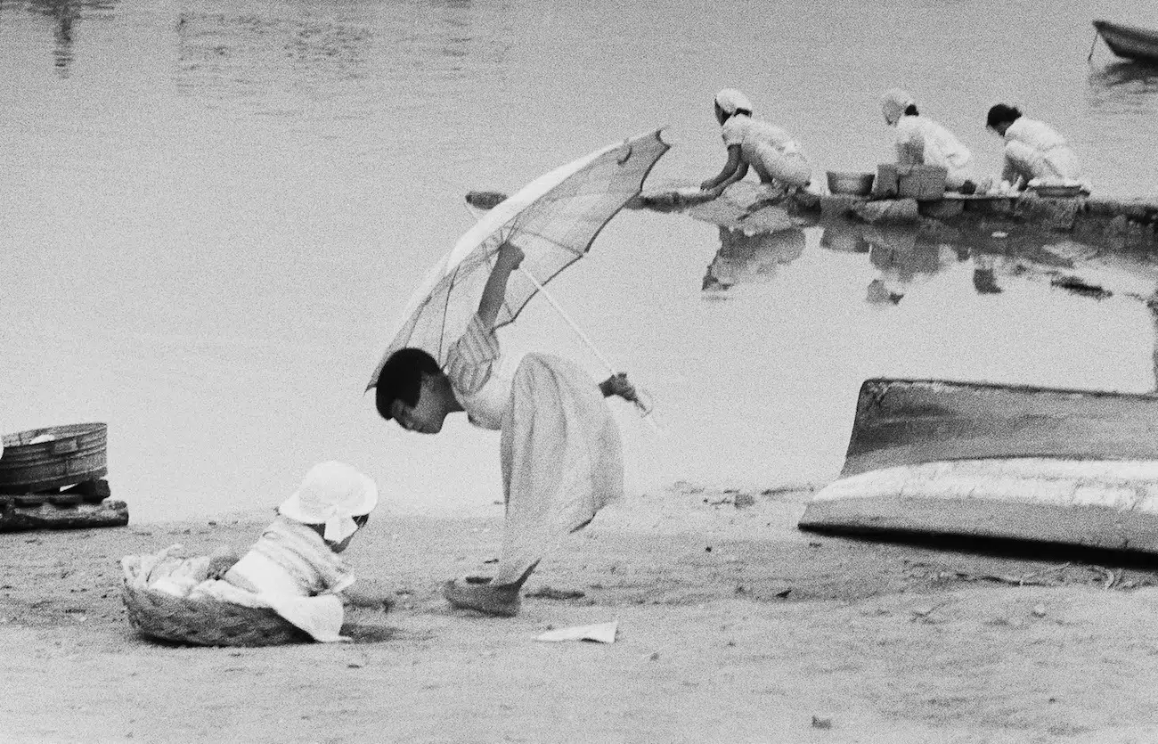 Han Youngsoo, Hangang River, Seoul 1956-1963, Toned silver gelatin print, 40.6x50.8 cm