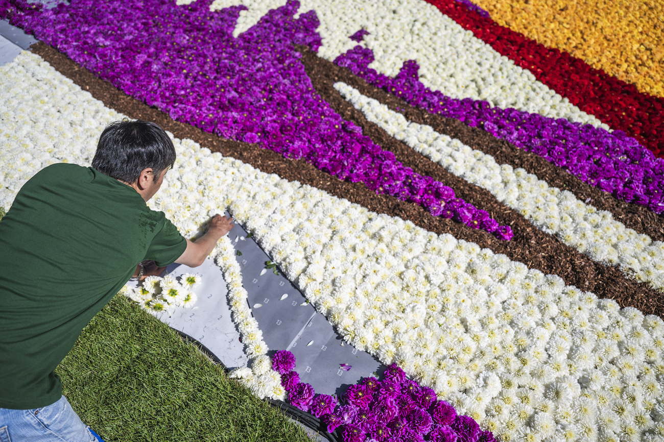 Hokusai’s Great Wave Is Reimagined as a Monumental Carpet of Flowers
