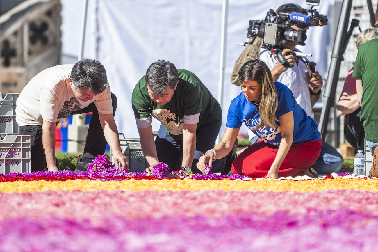 Hokusai’s Great Wave Is Reimagined as a Monumental Carpet of Flowers