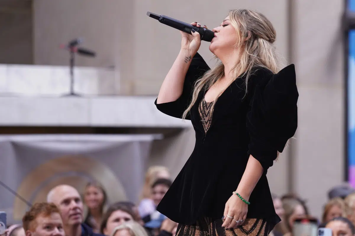 Kelly Clarkson singing Golden and Kpop demon hunters Golden cover art