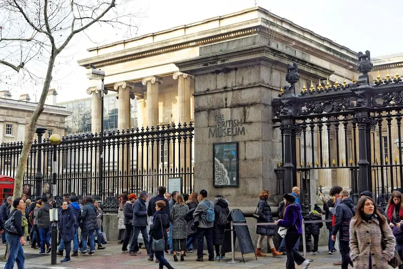 Photo of line outside the British Museum.