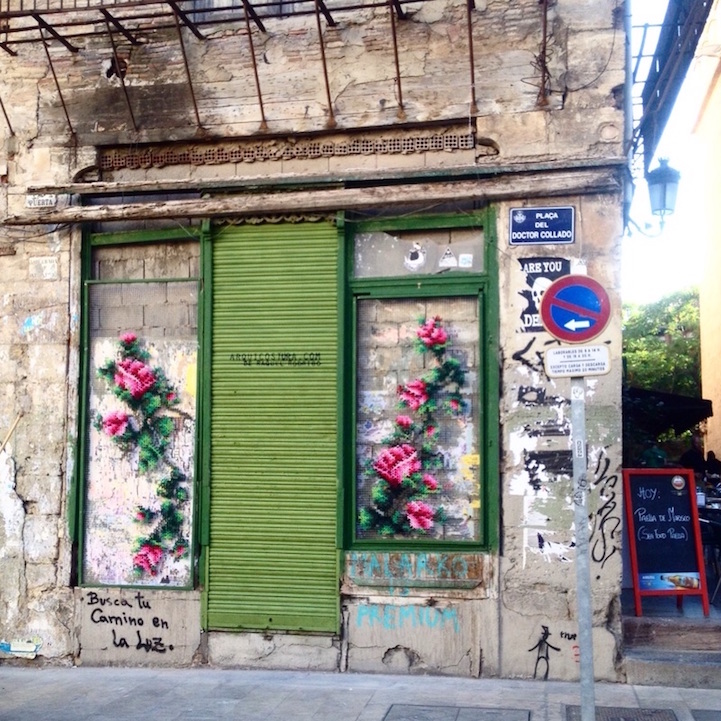 Fleurs au point de croix sur les murs d'Espagne