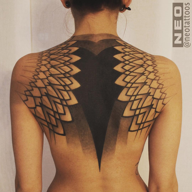 Tatuajes blackout: La tendencia que cubre el cuerpo con tinta negra