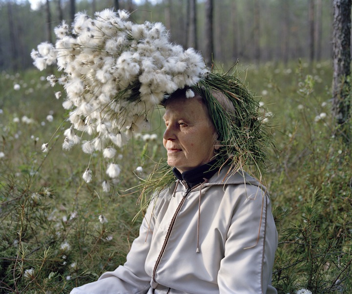 Fotos de adultos mayores vestidos con materiales orgánicos