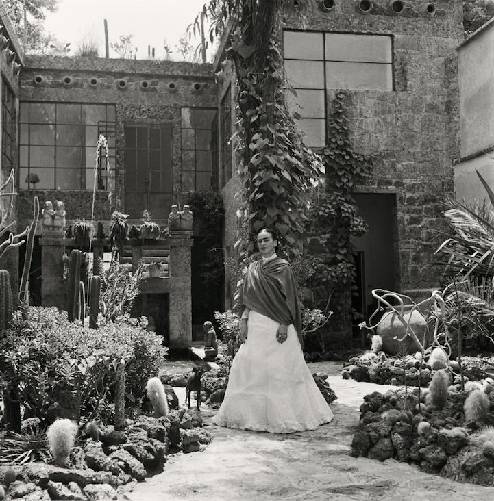 Foto de Frida Kahlo en su hogar