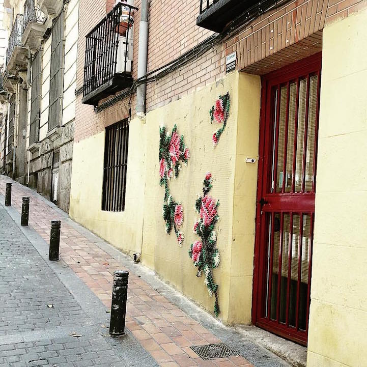 Fleurs au point de croix sur les murs d'Espagne