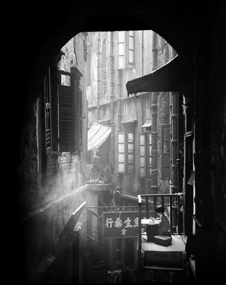 Powerful Black and White Photos of Hong Kong in the 1950's and '60s