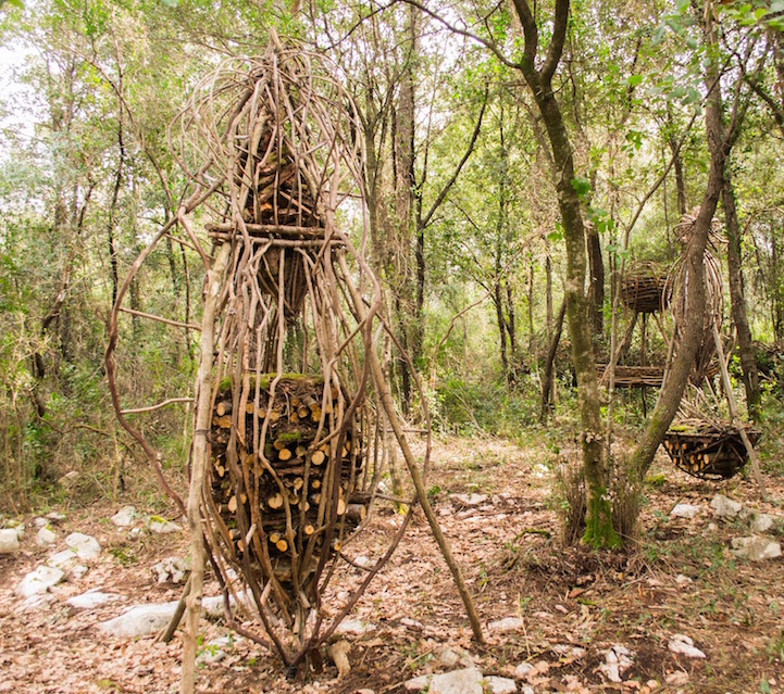 installation artistique dans les bois 