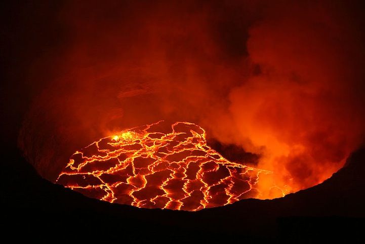 Ultimate Volcano Chaser (12 photos)