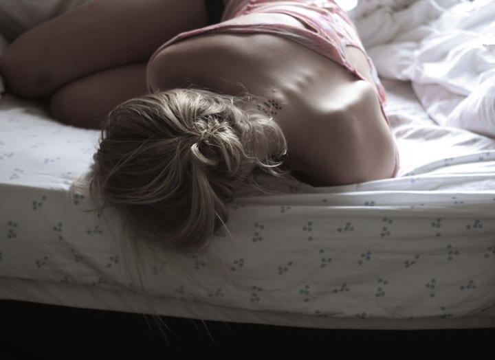 Спящих блондинок видео. Блондинка на кровати со спины. Девушка блондинка лежит на кровати. Блондинка со спины в постели.