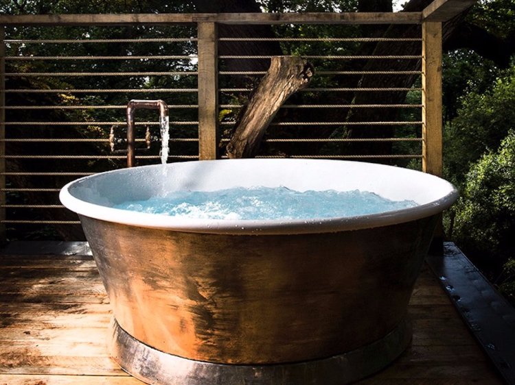 Outdoor Hot Tub At Woodman Treehouse