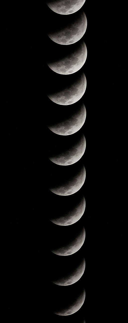 Amazing Lunar Eclipse Captured Through Time-Lapse Photos
