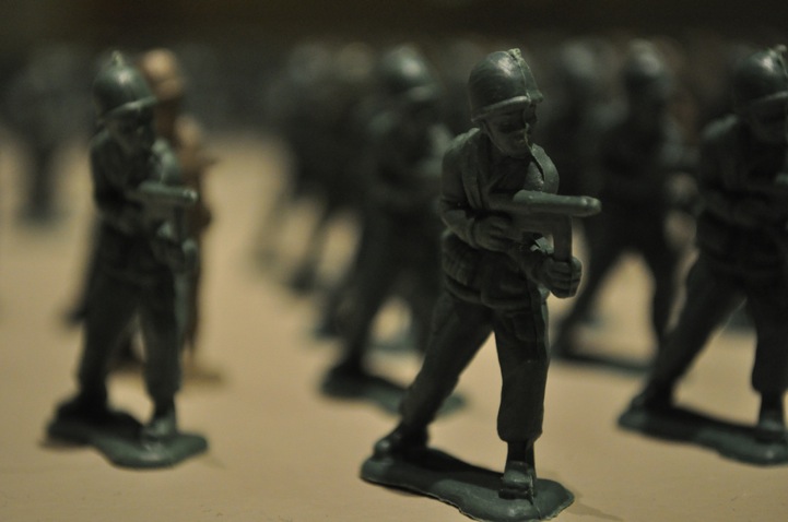 10,000 toy soldiers installation by Francis Hollenkamp