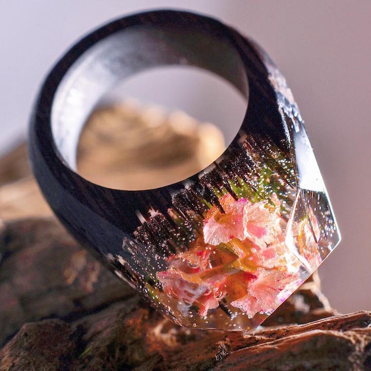 Miniature Worlds Inside Resin Jewelry Capture The Beauty Of Nature