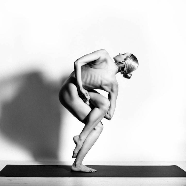 Naakt yoga model