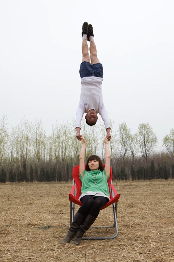 Woman lift man. Акробатика Lift and carry. Duo acrobatics Lift carry. Overhead Lift and carry. Li Wei Beyond Gravity.