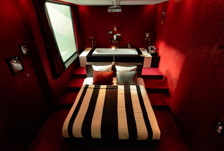 Romantic Space Set In Amsterdam Hotel