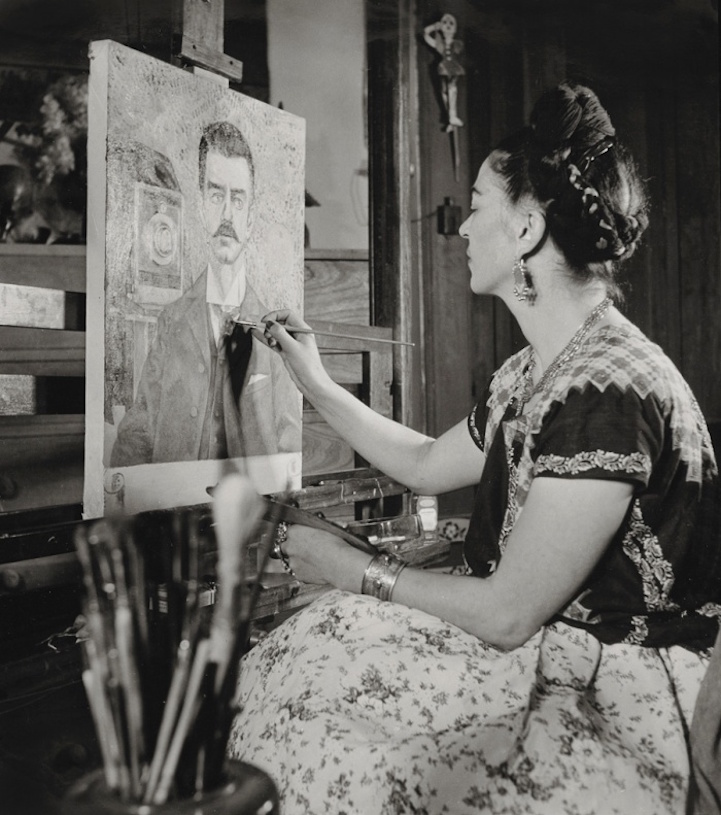 Frida Kahlo pintando