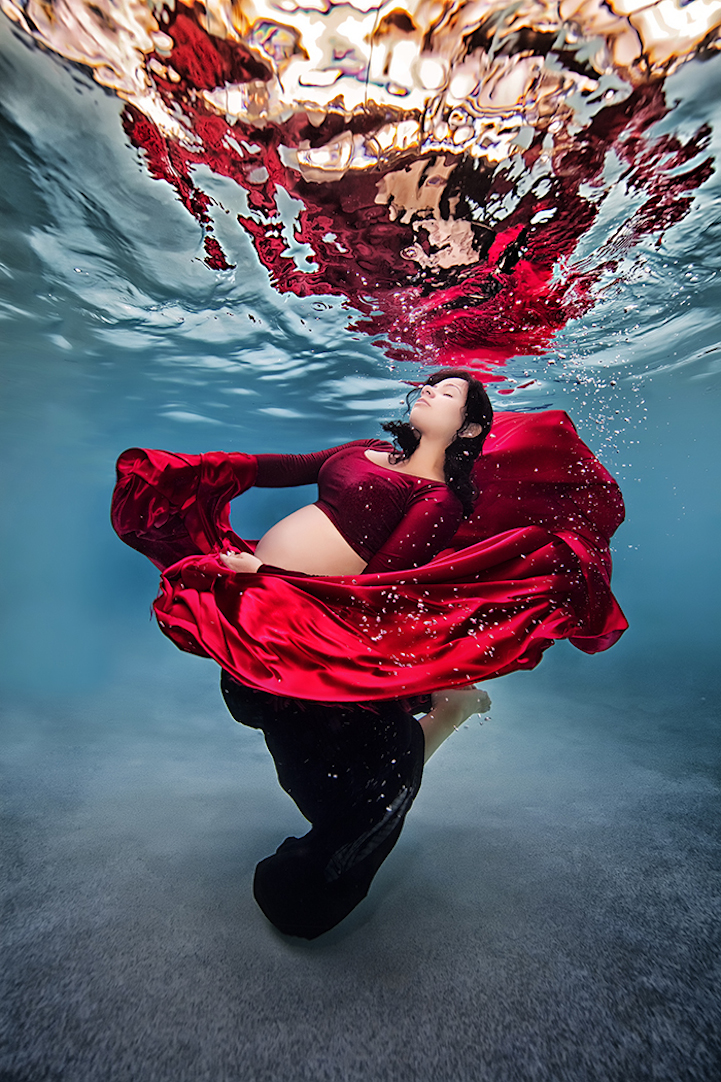 Underwater Maternity Photos Turn Pregnant Women Into Ethereal Mermaids 