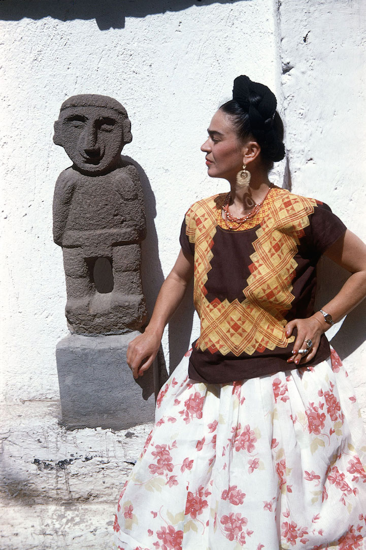 Frida Kahlo con una escultura